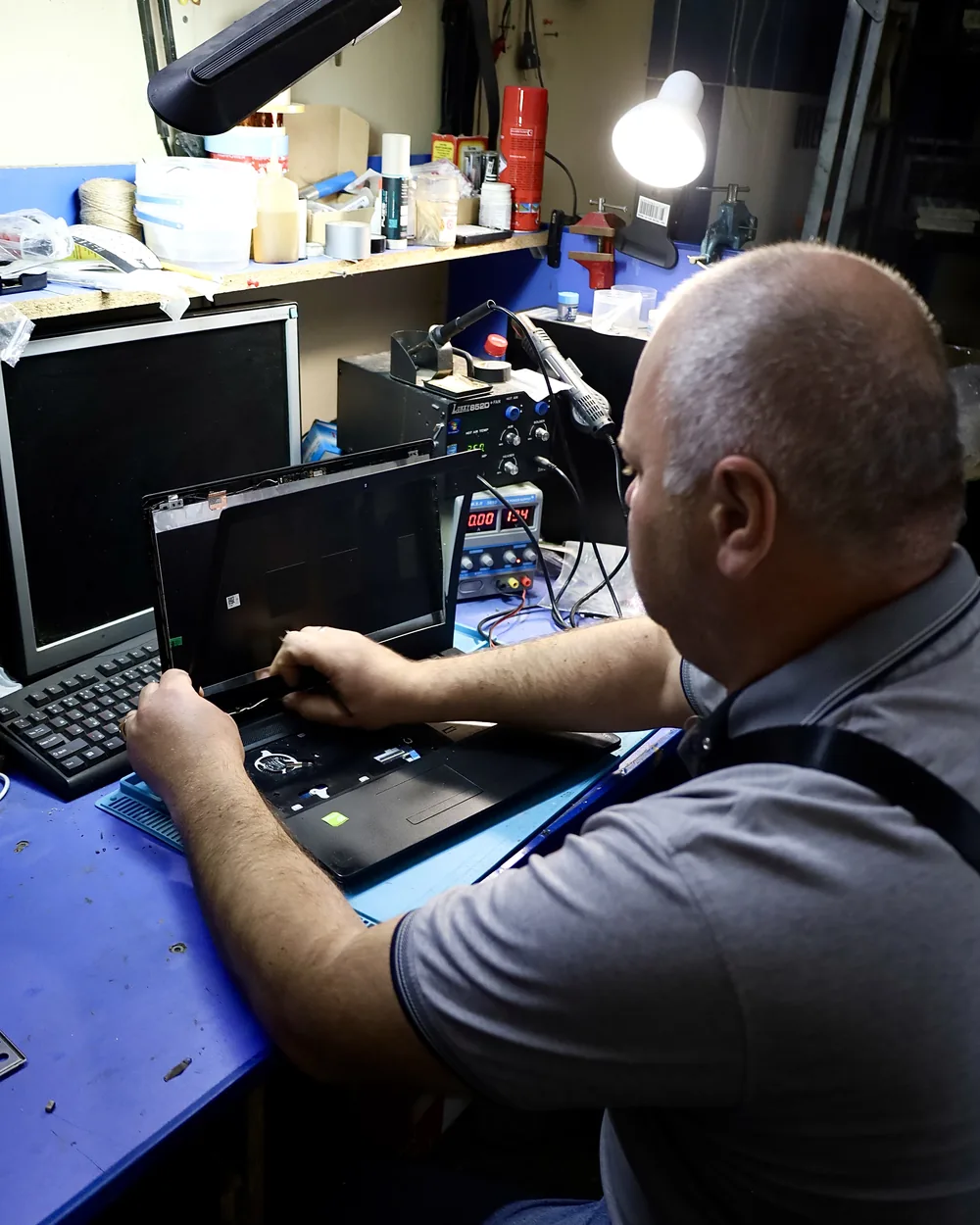 Майстер Lider Service ремонтує ноутбук у львівській майстерні