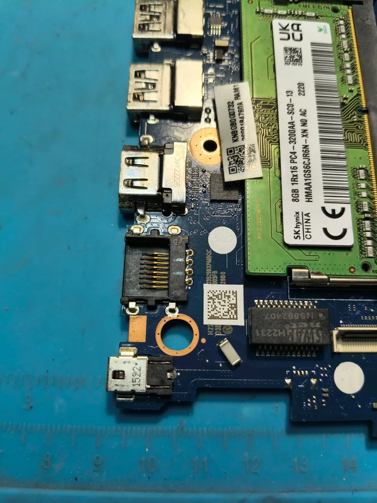 Пошкоджене гніздо живлення Acer Aspire 3 A315-43 до заміни