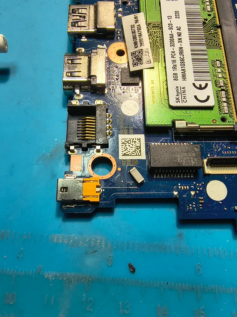 Нове гніздо живлення після встановлення в Acer Aspire 3 A315-43