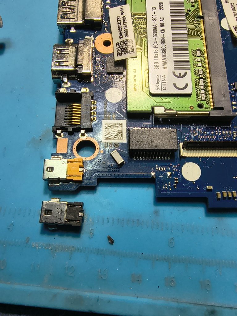 Заміна гнізда живлення Acer Aspire 3 A315-43 — новий роз’єм і демонтоване старе гніздо